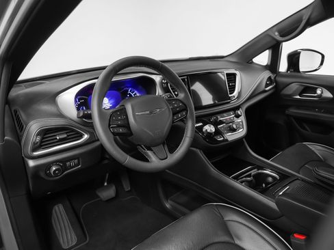 Used 2023 Chrysler Pacifica Limited w/ S Appearance Package FWD image 4