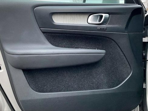 Used 2024 Volvo XC40 B5 Core image 23