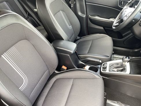 Used 2023 Hyundai Venue Limited FWD image 11