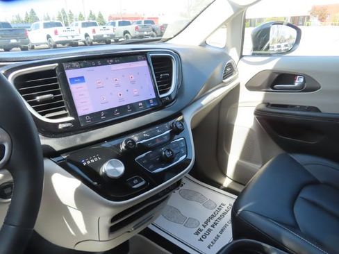 Used 2024 Chrysler Pacifica Touring-L FWD image 36