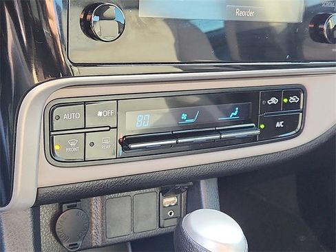 Used 2018 Toyota Corolla LE image 15
