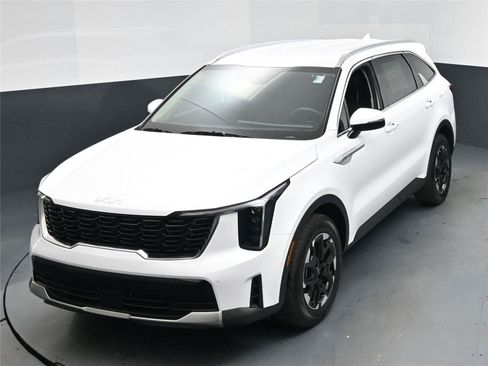 Used 2025 Kia Sorento S image 9