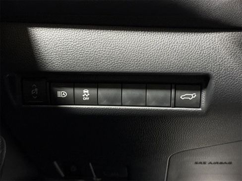 Used 2024 Toyota Venza XLE image 17