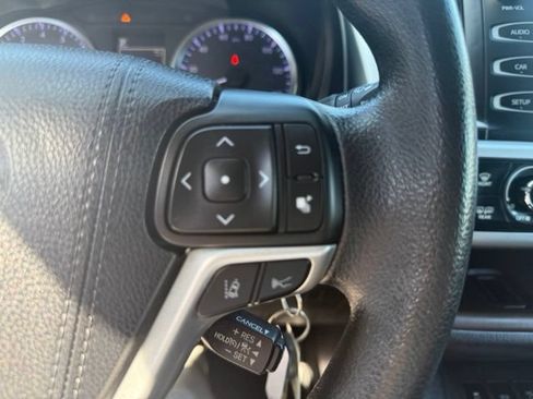 Used 2018 Toyota Highlander LE AWD/4WD image 14