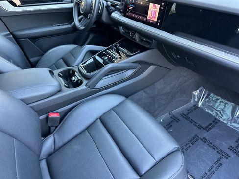 Certified 2025 Porsche Cayenne AWD/4WD image 17