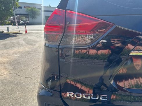 Used 2020 Nissan Rogue S FWD image 12