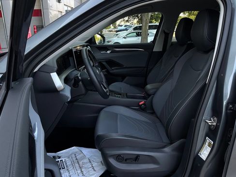 Used 2026 Volkswagen Tiguan SE FWD image 10