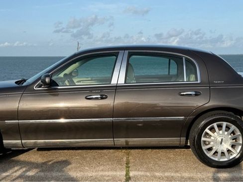 Used 2007 Lincoln Town Car Signature RWD image 8