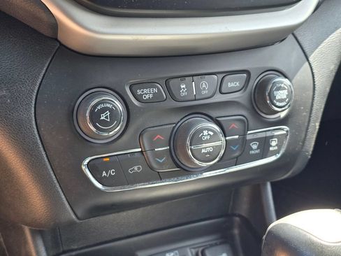 Used 2017 Jeep Cherokee Trailhawk w/ Comfort/Convenience Group AWD/4WD image 21