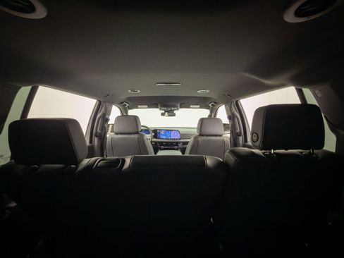 Used 2025 Chevrolet Suburban Z71 image 13