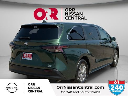 Used 2024 Toyota Sienna XLE FWD image 5