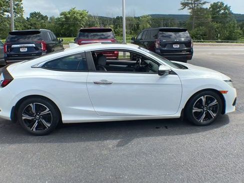 Used 2018 Honda Civic Touring image 3