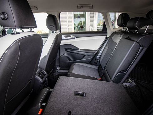 Certified 2025 Volkswagen Taos SE image 25