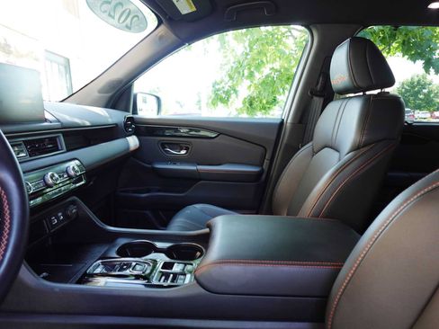 Used 2025 Honda Pilot TrailSport image 13
