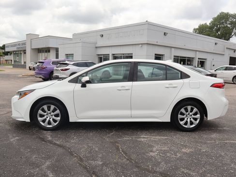 Used 2022 Toyota Corolla LE FWD image 4