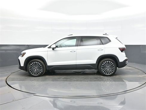 Certified 2025 Volkswagen Taos SE image 4