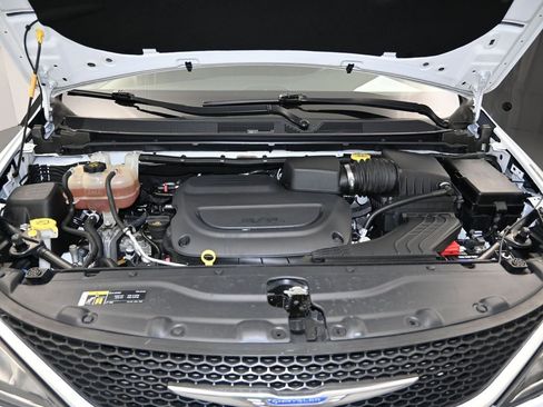 Used 2020 Chrysler Pacifica Limited image 30