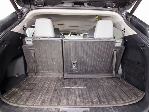 Used 2021 Toyota Highlander XLE AWD/4WD image 23