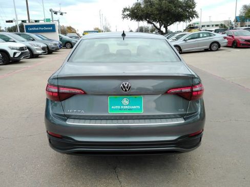 Used 2023 Volkswagen Jetta SE w/ Panoramic Sunroof Package image 9