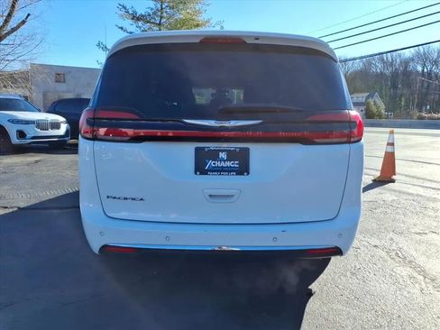 Used 2022 Chrysler Pacifica Touring-L image 4