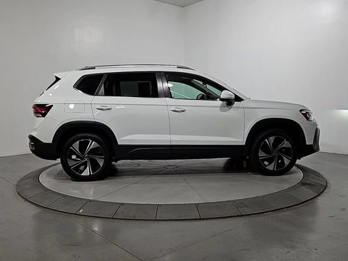 Used 2025 Volkswagen Taos SE w/ Panoramic Sunroof Package AWD/4WD image 8