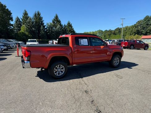 Used 2018 Toyota Tacoma SR5 AWD/4WD image 6
