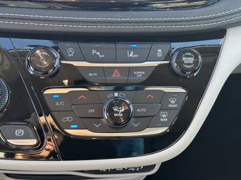 Used 2024 Chrysler Pacifica Touring-L image 23