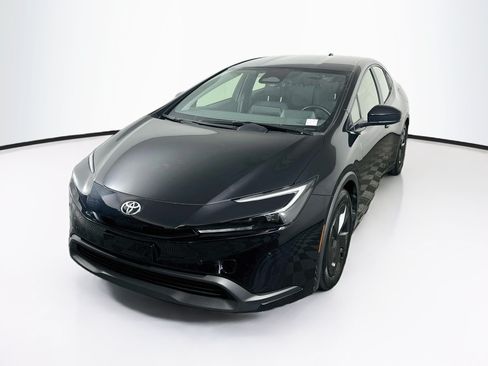 Used 2024 Toyota Prius LE FWD image 3