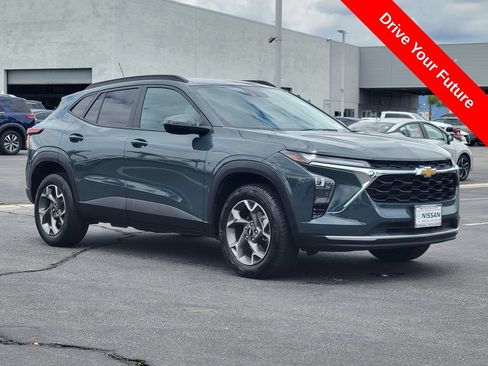 Used 2025 Chevrolet Trax LT FWD image 35