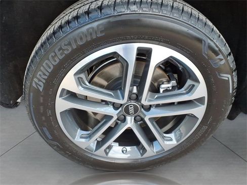 Used 2025 Audi Q5 Premium w/ Convenience Package image 6