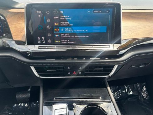 Used 2025 Volkswagen Atlas SE AWD/4WD image 15
