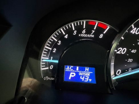 Used 2013 Toyota Camry SE w/ Leather Pkg image 29