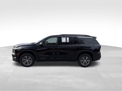 Used 2025 Chevrolet Traverse LT image 3