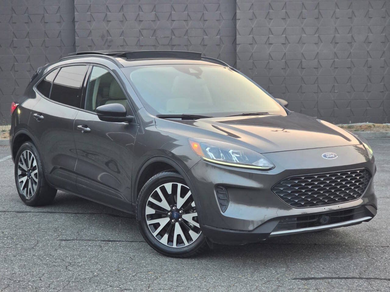 Used 2020 Ford Escape SE Sport FWD image 3