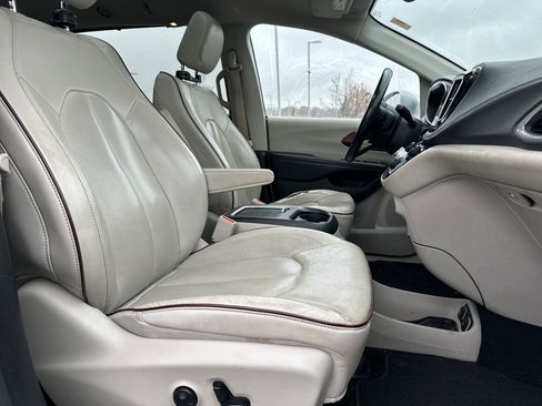 Used 2019 Chrysler Pacifica Limited image 33