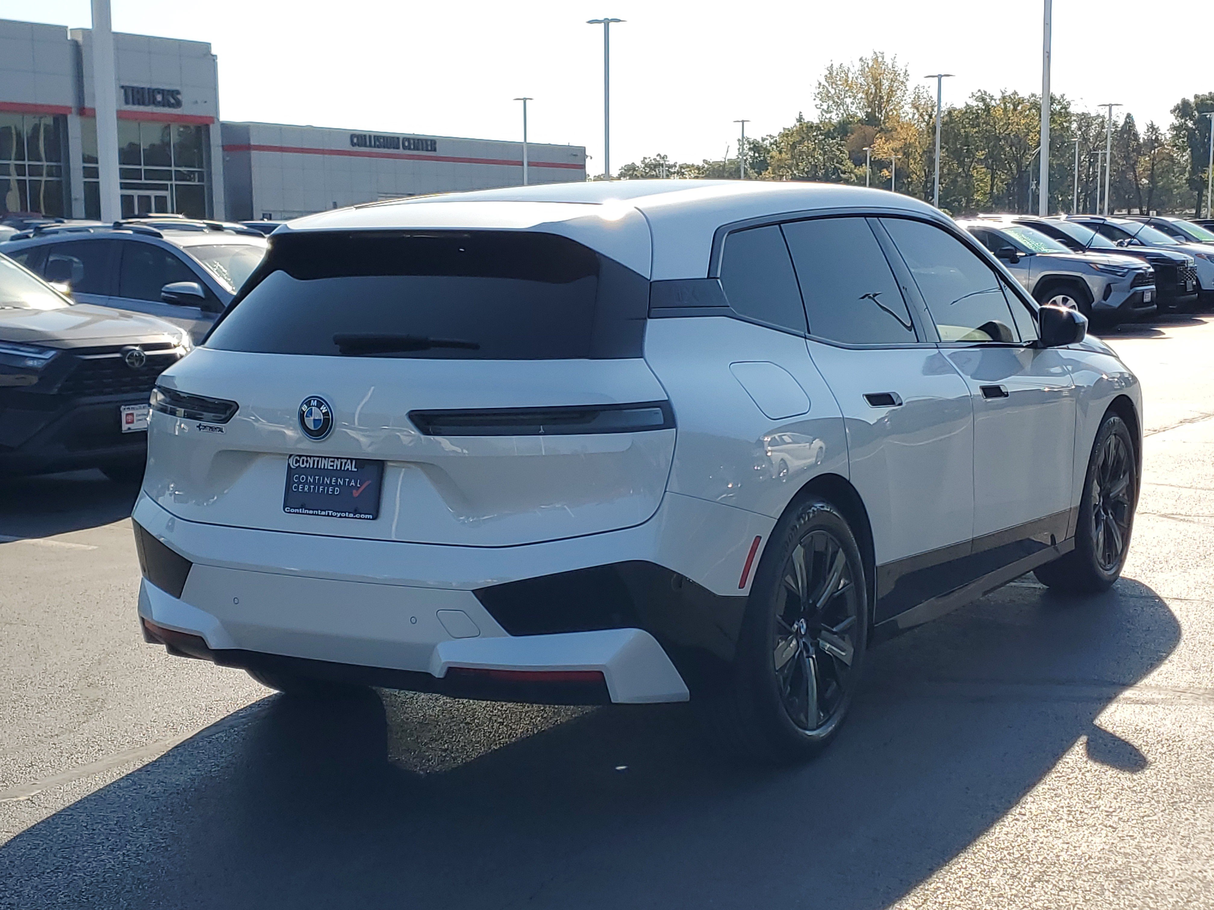 Used 2022 BMW iX xDrive50 w/ Premium Package AWD/4WD image 5