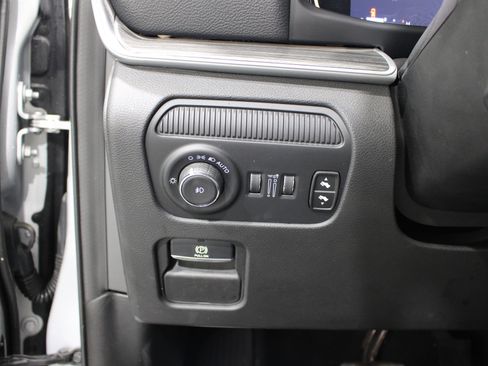 Used 2024 Jeep Wagoneer L Series II w/ Flexible Seating Group AWD/4WD image 9