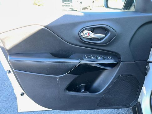 Used 2020 Jeep Cherokee Latitude Plus image 11