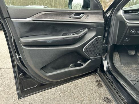 Used 2024 Jeep Grand Cherokee Limited w/ Luxury Tech Group II image 16