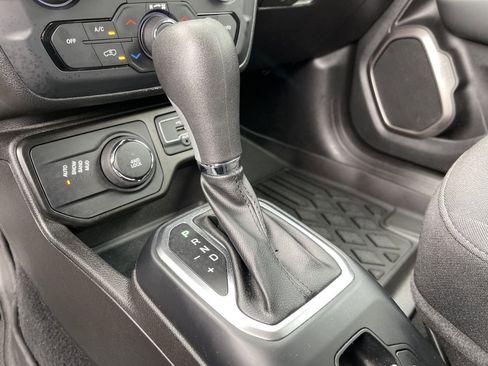 Used 2023 Jeep Renegade Latitude AWD/4WD image 26