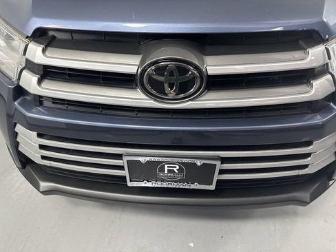 Used 2019 Toyota Highlander LE AWD/4WD image 25