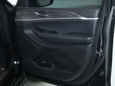 Used 2023 Jeep Grand Cherokee Limited w/ Luxury Tech Group II image 34