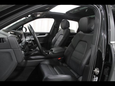 Used 2024 Porsche Cayenne AWD/4WD image 5