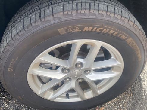 Used 2025 Jeep Grand Cherokee L Laredo AWD/4WD image 23