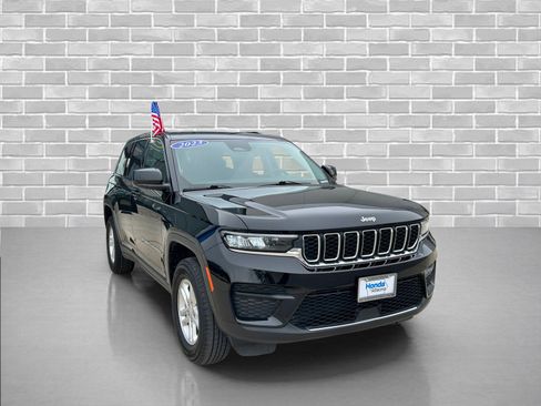 Used 2023 Jeep Grand Cherokee Laredo image 7