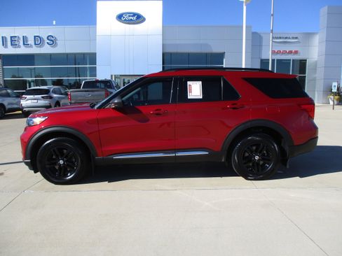 Used 2023 Ford Explorer XLT image 3