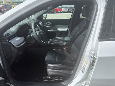 Used 2024 Jeep Compass Latitude AWD/4WD image 2