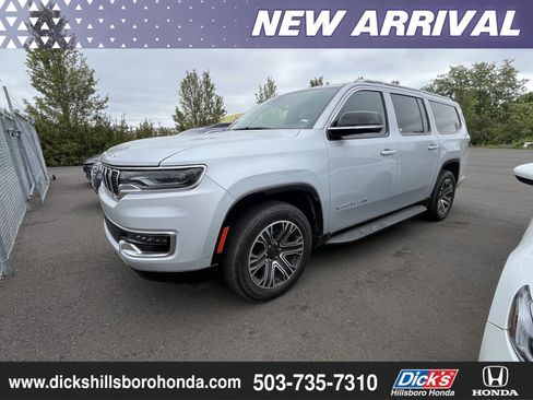 Used 2024 Jeep Wagoneer L Series II w/ Flexible Seating Group AWD/4WD image 1