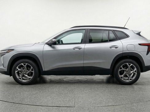 Used 2025 Chevrolet Trax LT w/ LT Convenience Package image 5