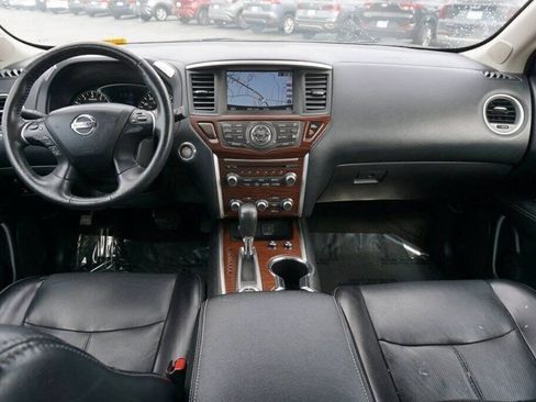 Used 2020 Nissan Pathfinder Platinum image 18